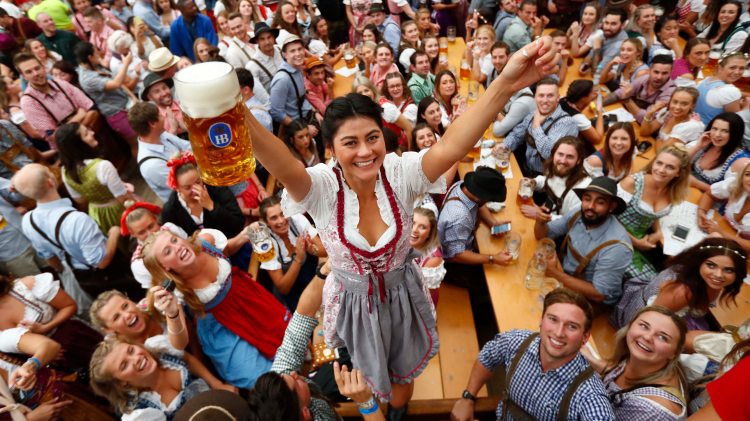 its-tapped--beer-flows-as-oktoberfest-opens-in-munich-136429722154802601-180922142056.jpg
